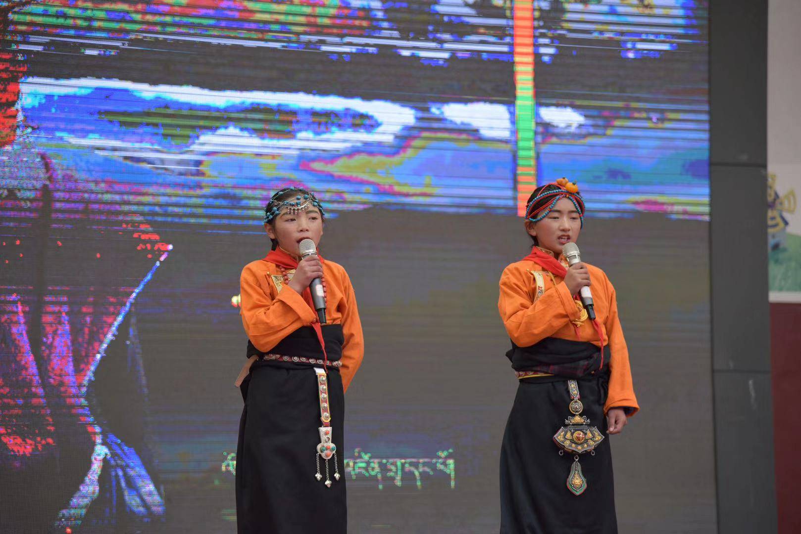 壤塘县寄宿制小学举行"壤巴拉希望之国"诗歌朗诵决赛