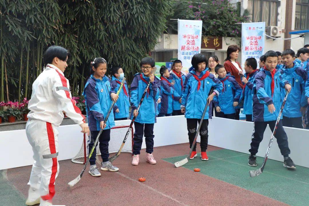 动态重庆冰雪运动交流展示公益活动走进市聋哑学校