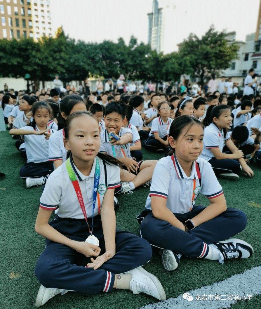 让汗水洒满赛场将友谊变成永恒记龙岩市第二实验小学阳光体育运动会