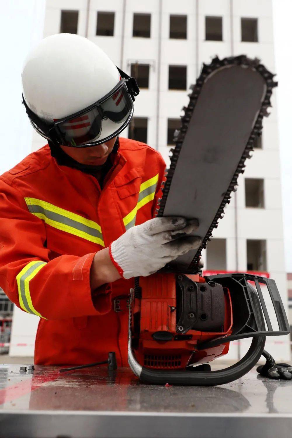 消防指战员维修机动链锯机动链锯操顽强拼搏奋发向上空气呼吸器组装操