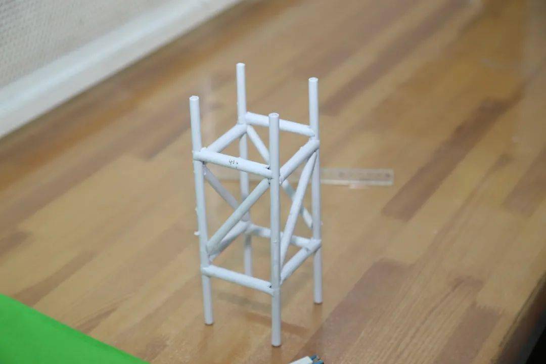 10月22日下午,建筑纸结构承重比赛拉开了本届科技节的序幕,比赛过程扣