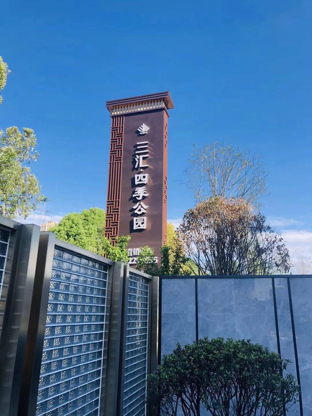在绵阳属于顶级配置这种采取超宽楼间距的布局方式相当于50层楼的高度