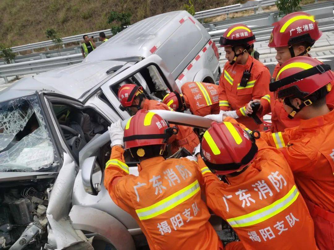 有人员被困往下砂高速口发生车祸甬莞高速上砂高速口接到报警称市消防