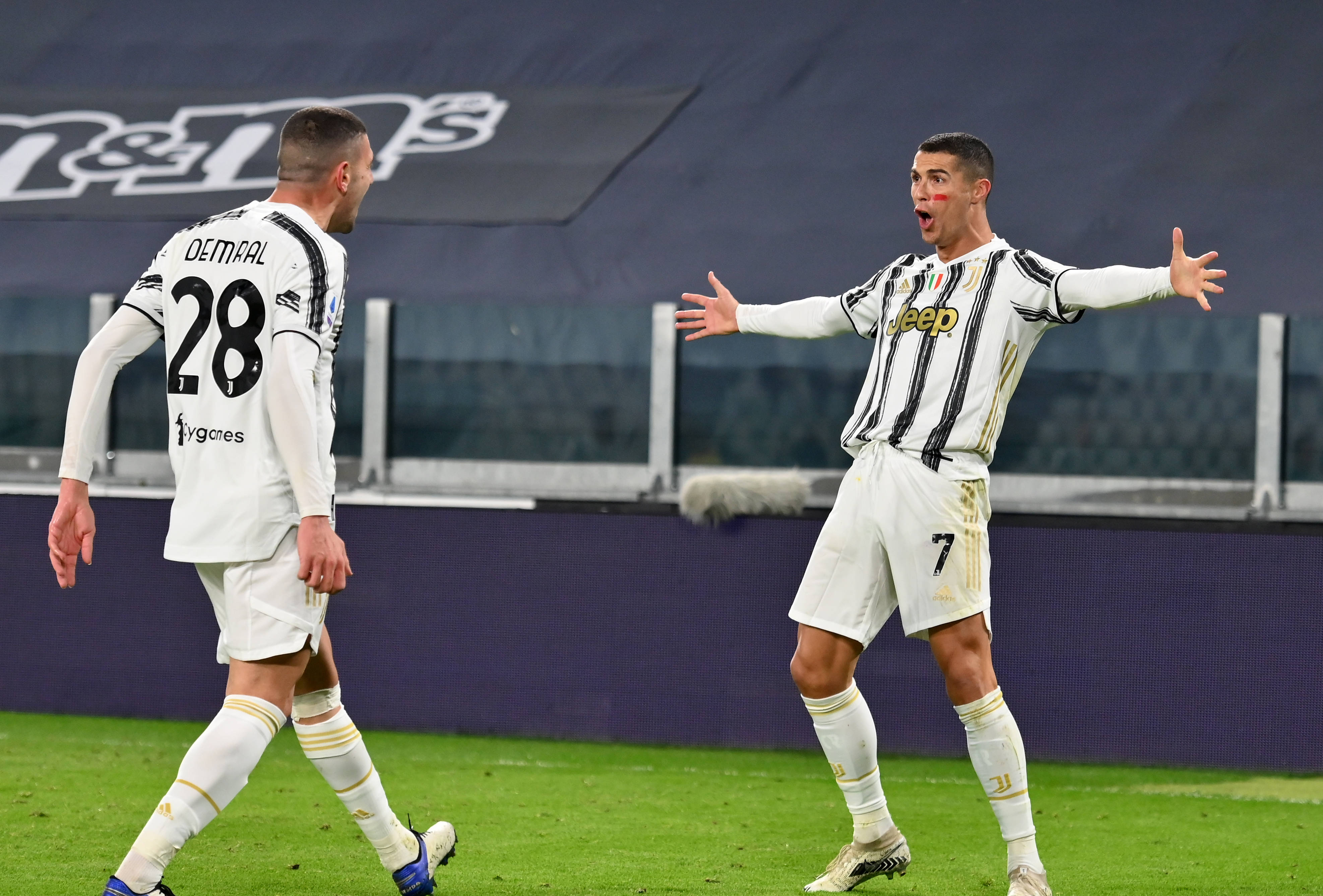 足球——意甲:尤文图斯胜卡利亚里_尤文图斯队