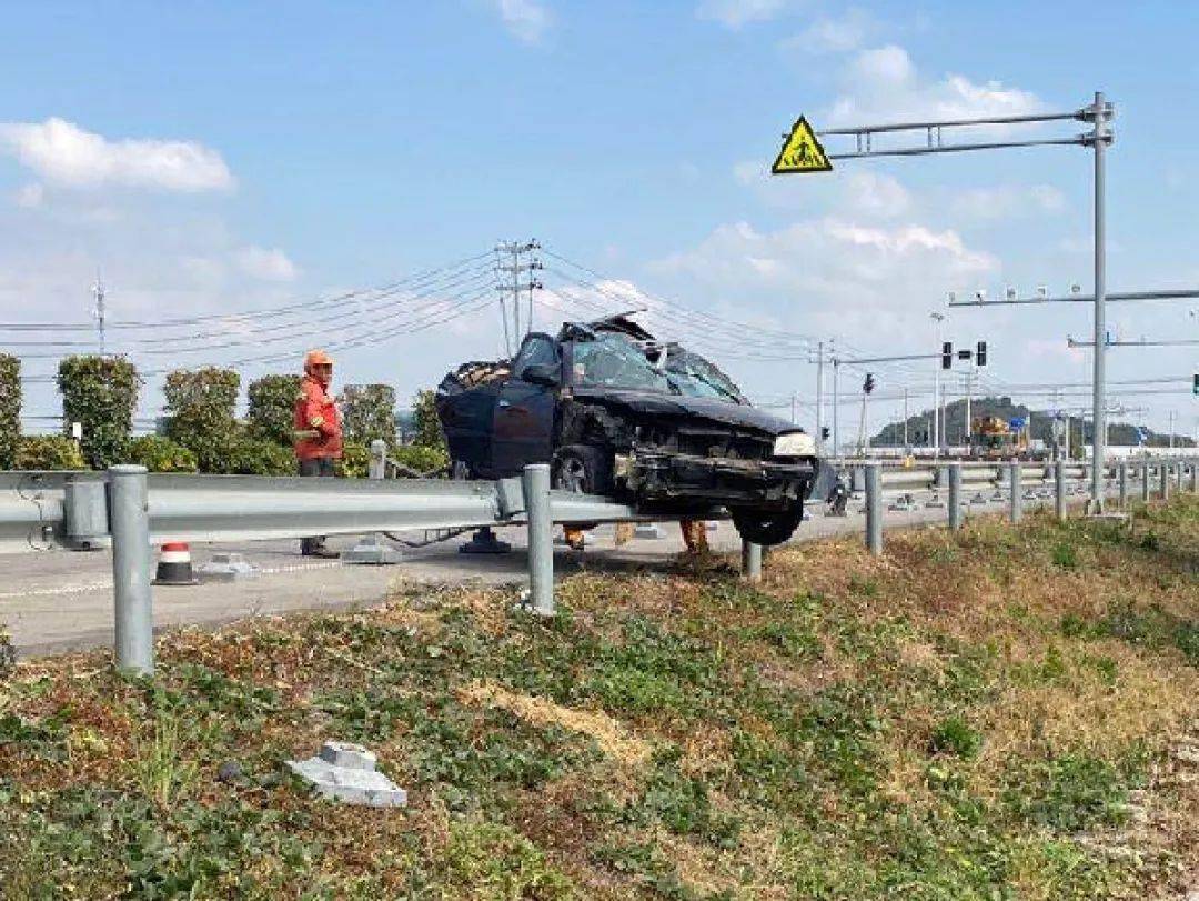 視頻象山賢庠發生車禍車身懸空現場慘烈