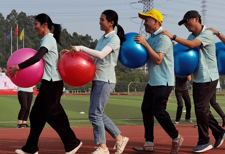 趣味背夹球接力赛.