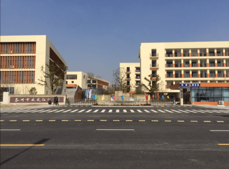 在大学校园内,汉语言文学师范二班的同学们认真学习