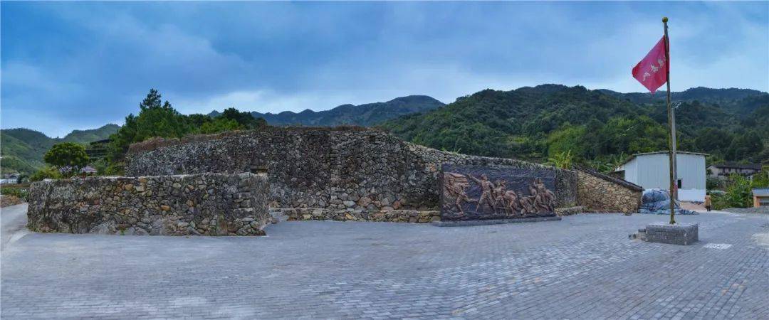 乌山革命坪坑伏击战旧址位于漳州市云霄县和平乡桥头村坪坑自然村.