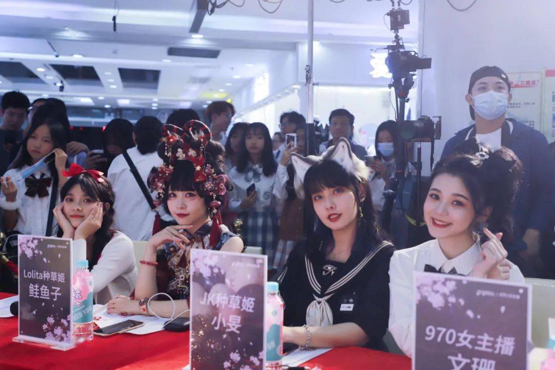 pk赛"评委"阵容强大到现场粉丝▲现场年纪最小的lolita仙女:羽子至上