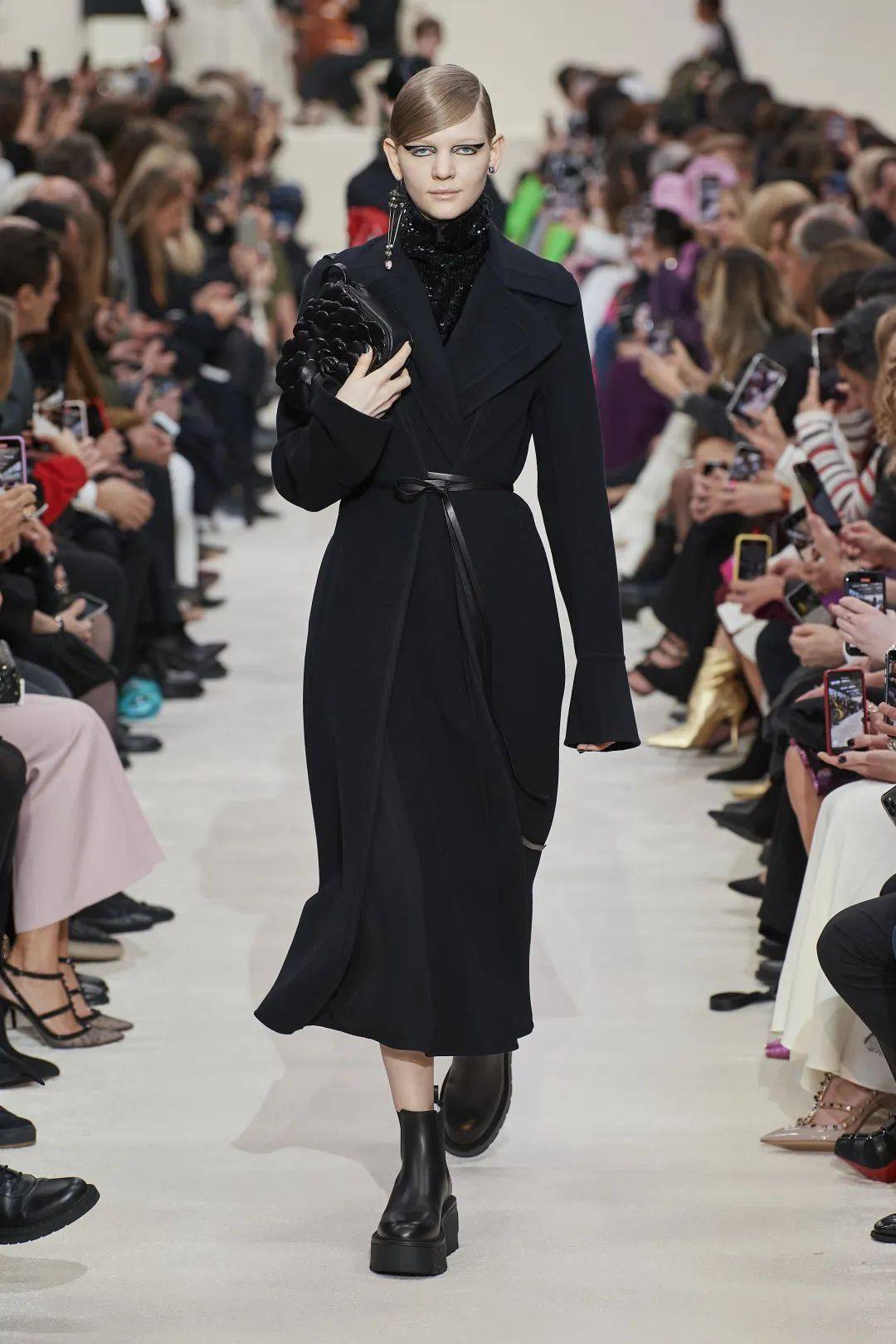 黑色大衣这样穿就很酷,这些时髦穿法都给你!