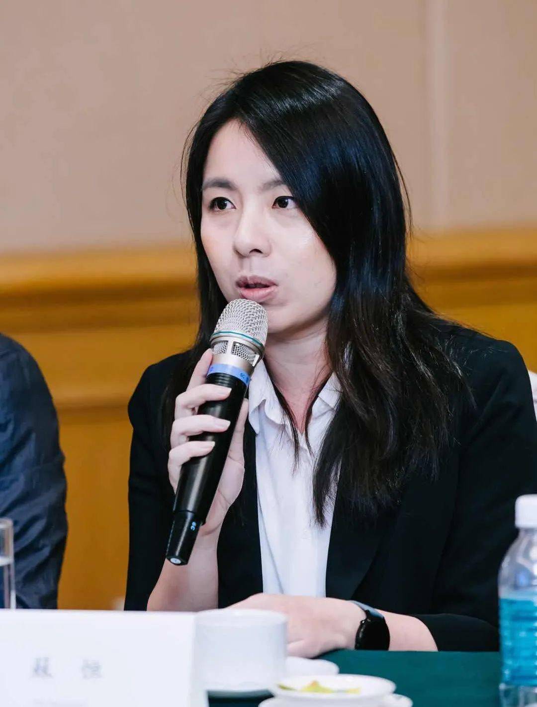 苏恒台湾新党副秘书长因为有网络,我们可以看到更多的真相,可惜这个
