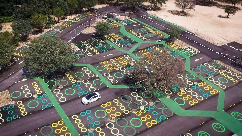 线性铺装,有错落有致的行人休闲区,有简约清晰的停车位,绿色停车场01