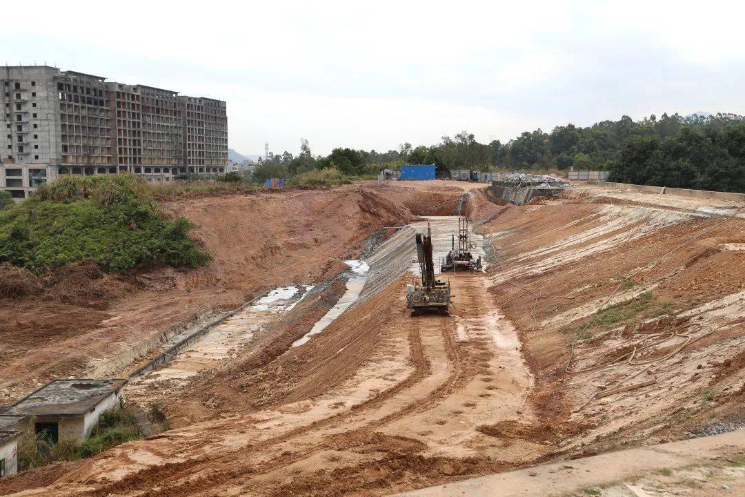 该工程已完成主坝的高压摆喷灌浆,正在进行马道的高压旋喷桩施工等