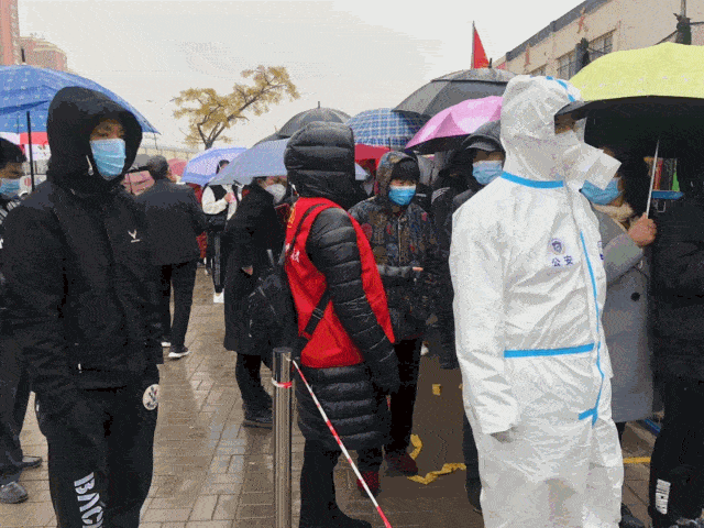 在这个疫情防控的关键时刻,滨海新区的巾帼志愿者积极行