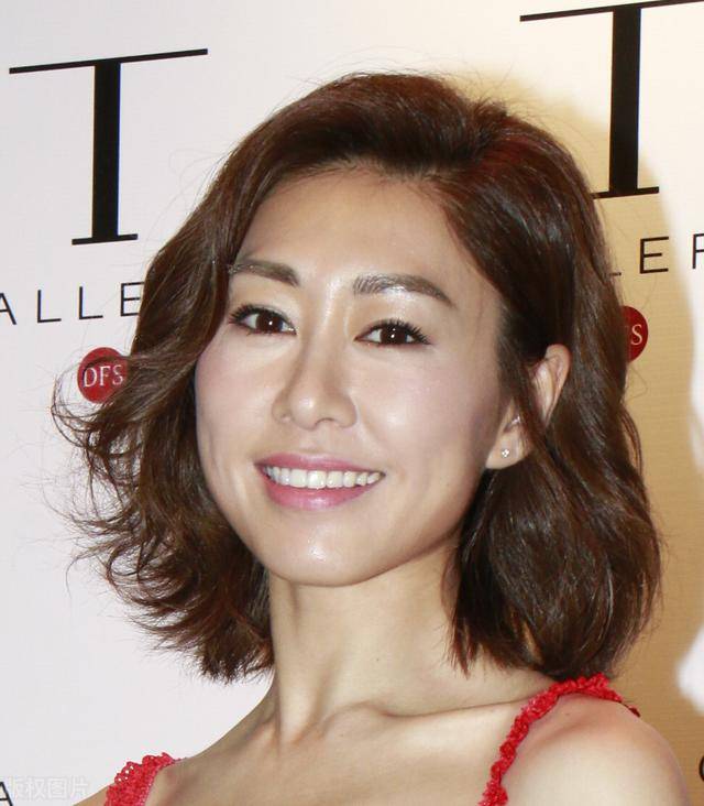 胡定欣,气质漂亮了 从头美到脚