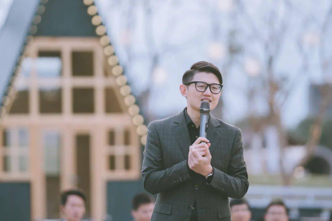 主持人开场02下午3点,嘉宾们开始陆续签到,并领取"心动的信封"~签到