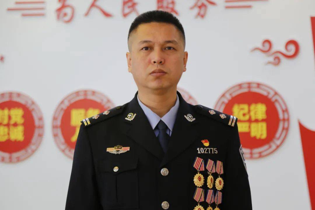 寻找最美基层民警用实际行动践行三个绝对的排头兵