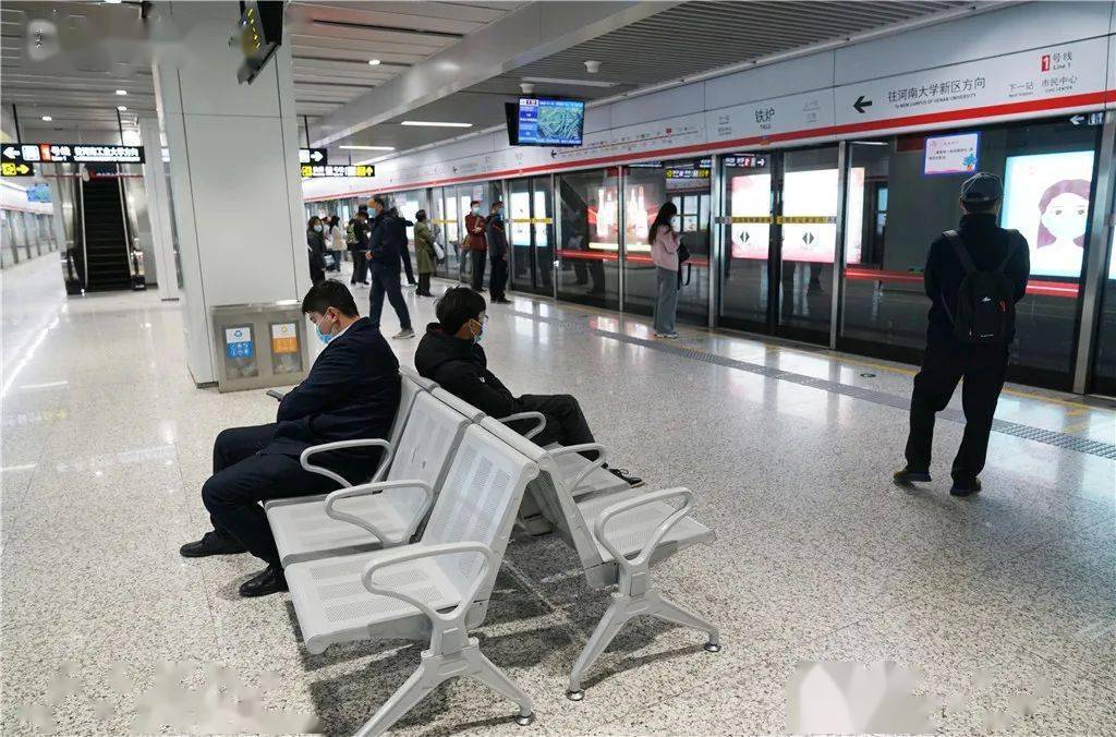 车站站台上还设有供乘客休息的座椅.