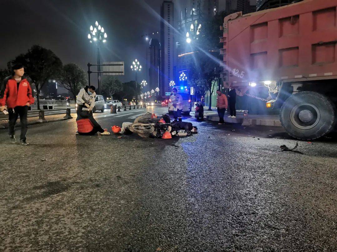 宜宾一摩托车与大货车相撞1人当场死亡