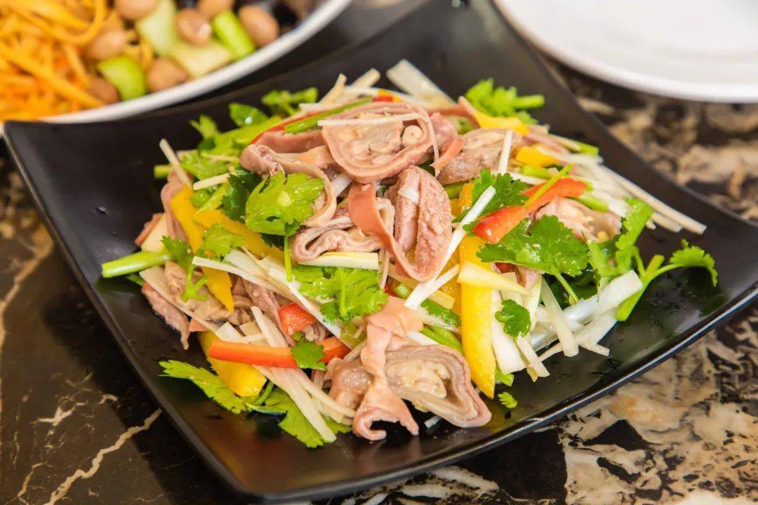 小份的驴板肠,分量也不少,里面点缀了葱丝,蒜苗和彩椒,看着食欲满满.