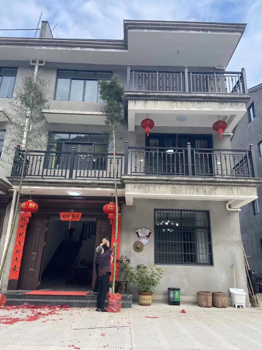住进了半边月异地搬迁安置小区的小洋房小梅镇际里自然村村民童有文