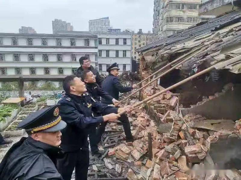 新建区冒雨拆除历史违建消除隐患保障安全