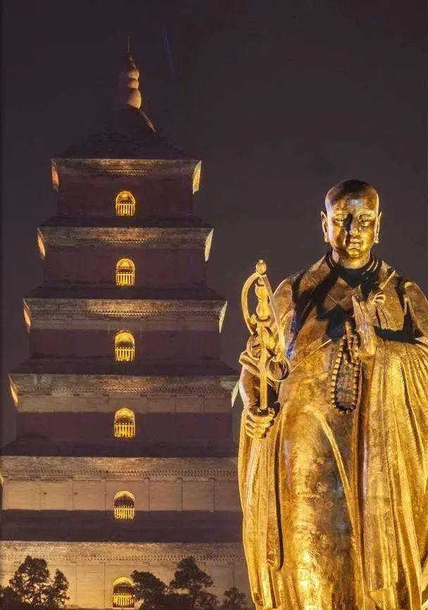 回望南广场,一座高大的唐玄奘铜像,在大雁塔鎏金返照的衬映下,似乎佛