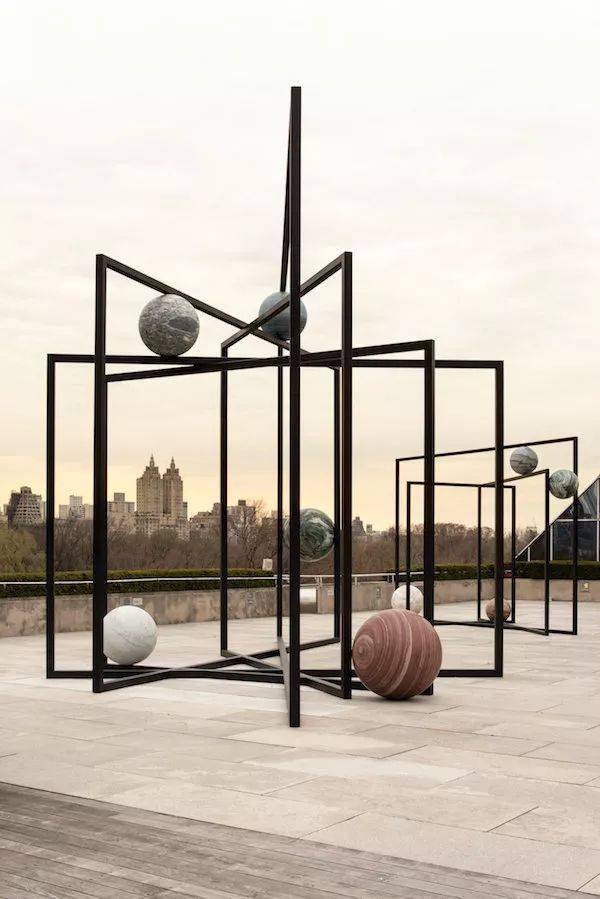 柯维德的作品构成了雕塑,城市和宇宙所交织而成的混合物柯维德将行星