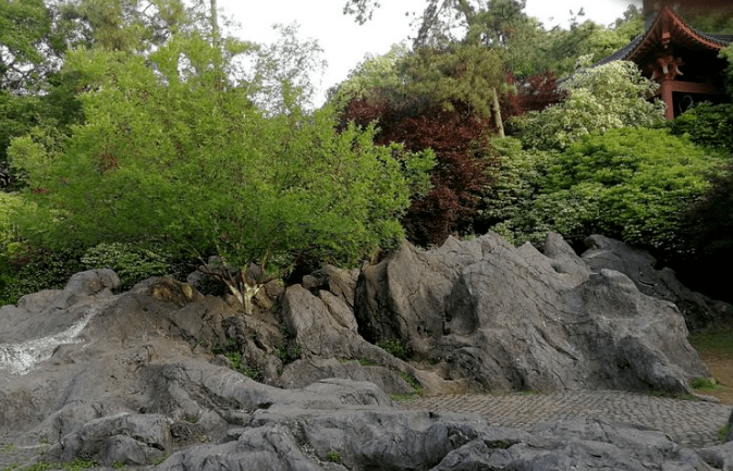 從十二生肖石往西走,往前去是紫陽山,往右走踏步檔下山可以到四宜路.