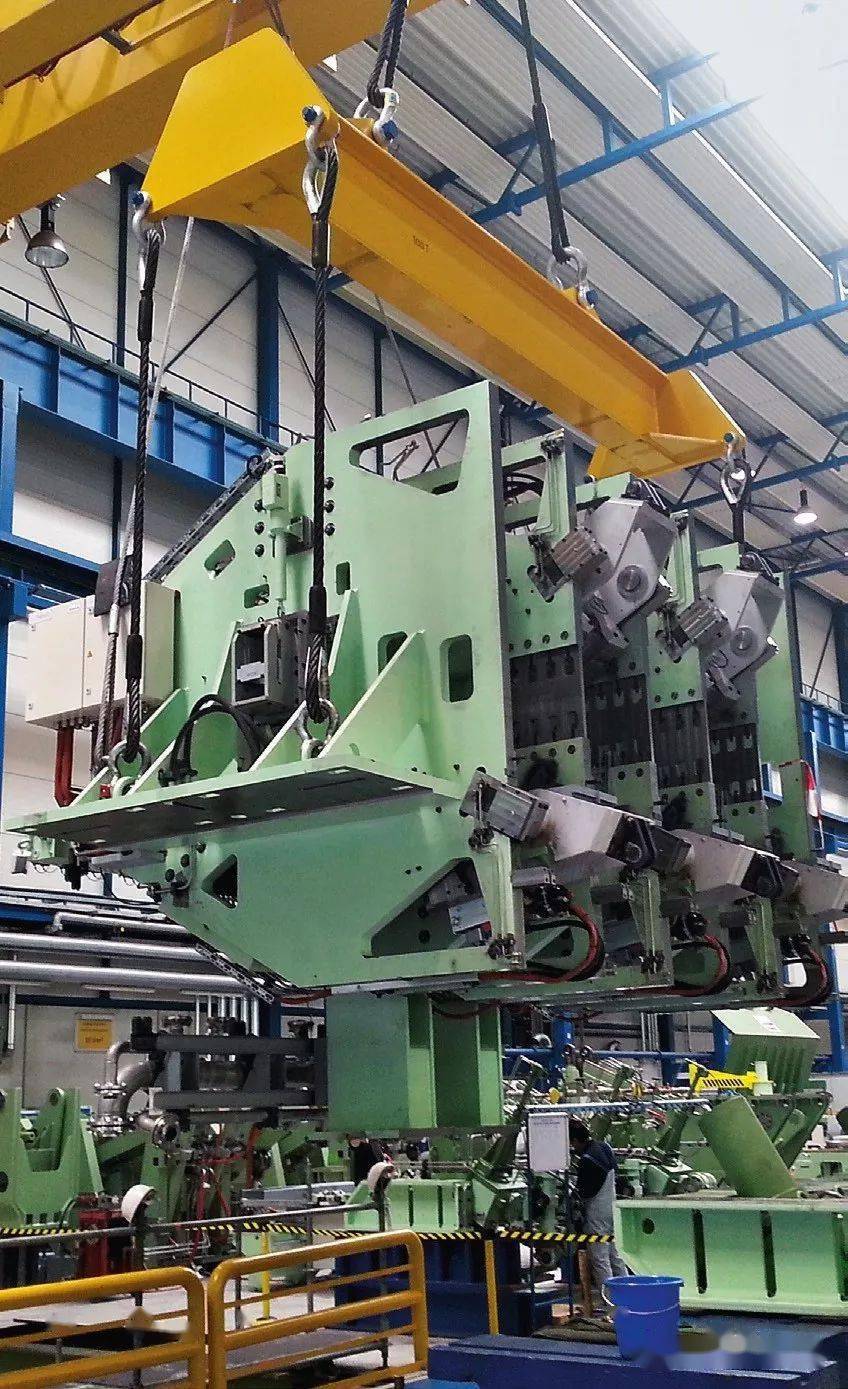 西马克集团车间内装配中的psm03立式铸造机的浇铸装置西马克集团的