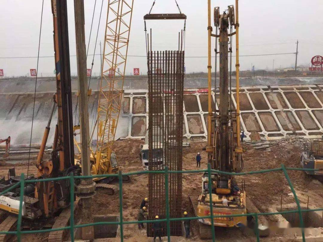 为保障施工安全和提高施工效率,当大型机械能到抗滑桩施工场地时一般