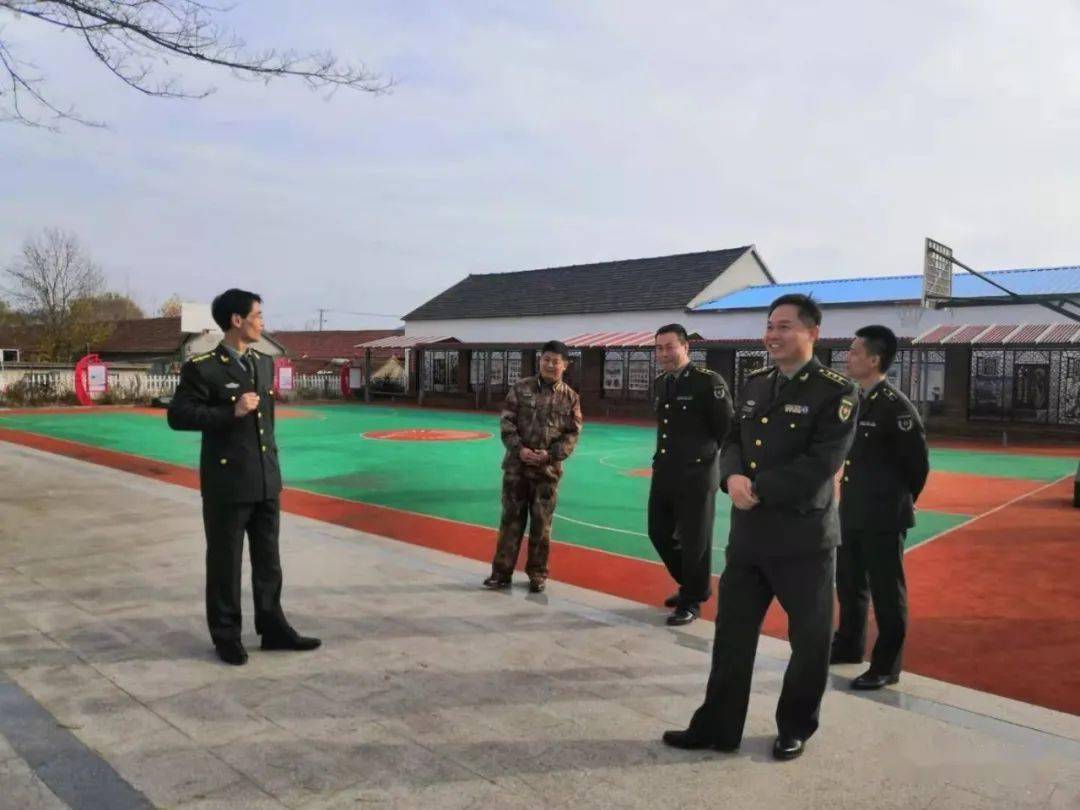 11月25日,日照軍分區國防動員處處長馬成剛,區人武部副部長張斌一行