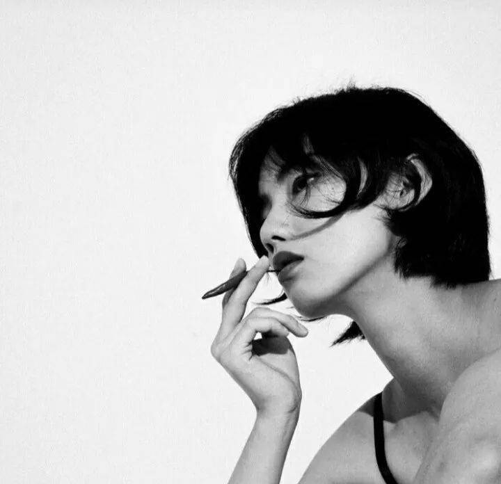 【微信头像】女半身黑白