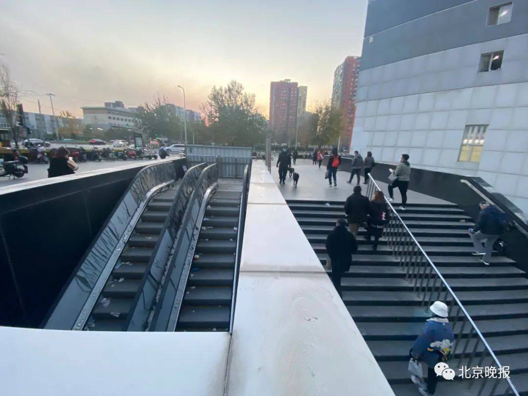 北京草房地铁站b口外扶梯建成8年从没动过居民们眼巴巴盼着呢