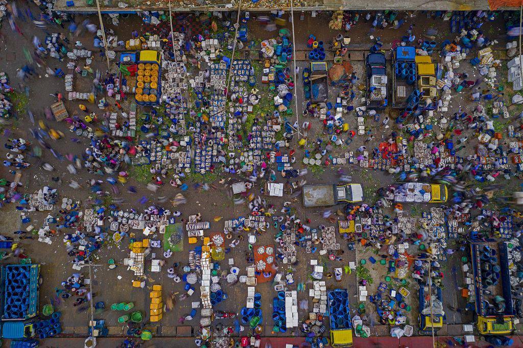 无人机捕捉孟加拉鱼市繁忙景象 生活气息浓郁