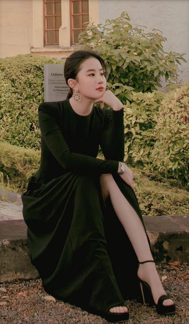 黑色轻纱裙:偶尔刘亦菲都会走一些甜美梦幻的路线,比如这一条黑色吊带