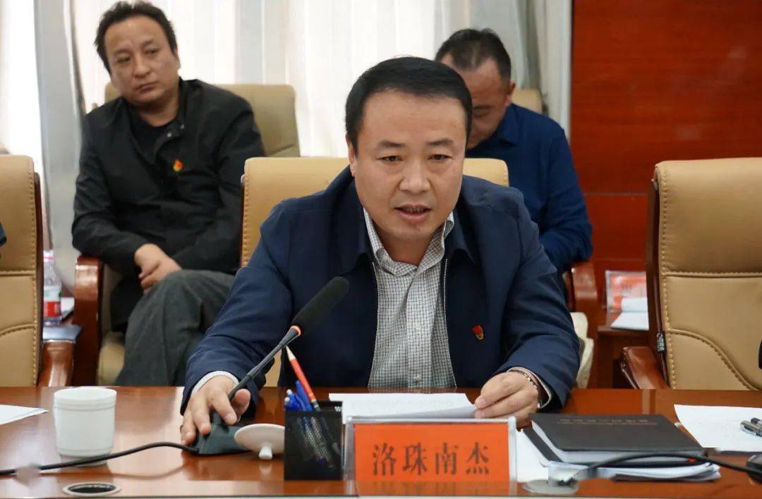 会上,白加扎西,肖飞虎,洛珠南杰围绕主题进行了研讨发言,班子其他成员