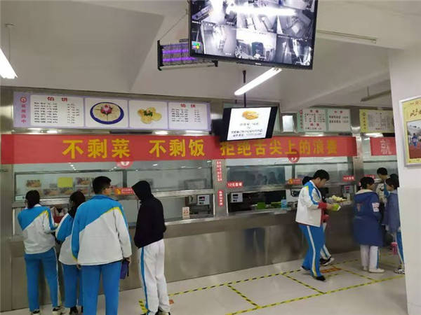 11月19日正午时分,记者来到郑州市第四初级中学的食堂看到,珍惜脸食