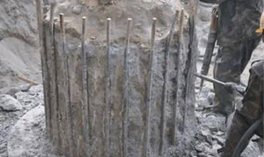 3,剥出桩头钢筋▲凿出v型槽▲环切用无齿锯绕桩头环向一周切割,深度3