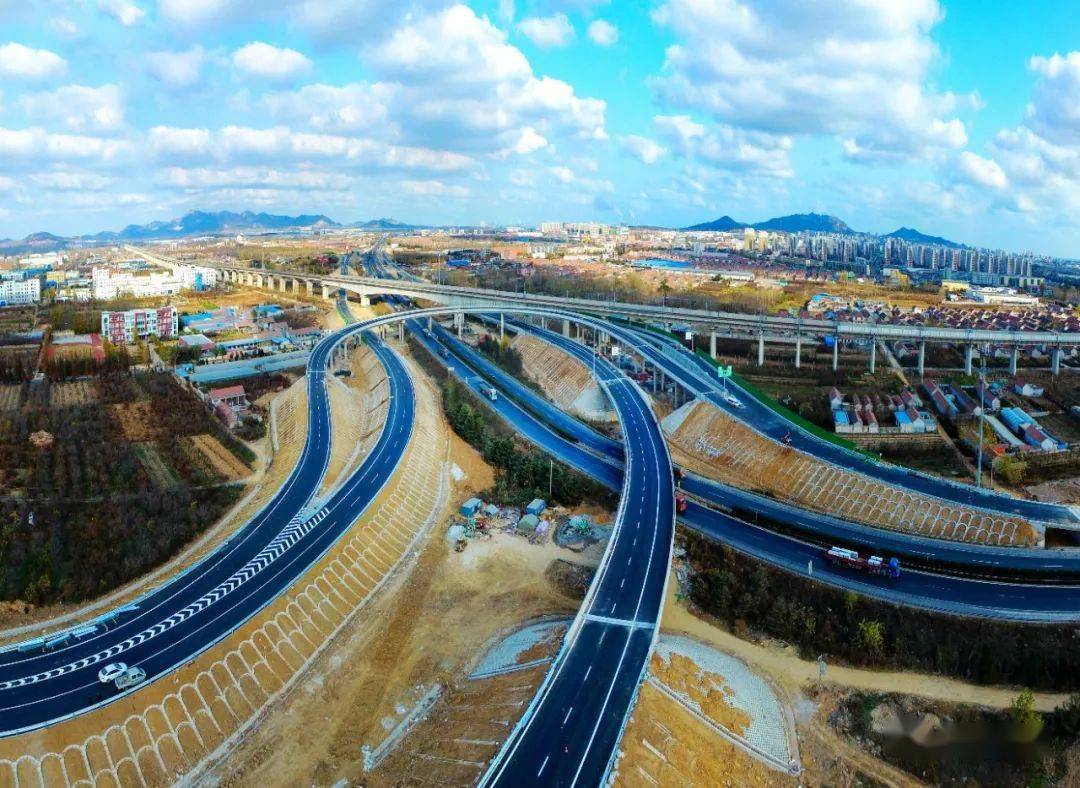 岚罗高速通车后,岚山区至临沂市罗庄区路程缩短为60分钟,岚山区至临沂