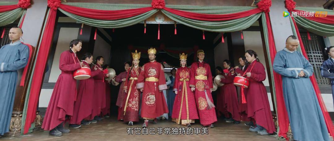 女子的髡(kūn)发(但没有完全还原),鞋子源自陈国公主墓出土的云凤