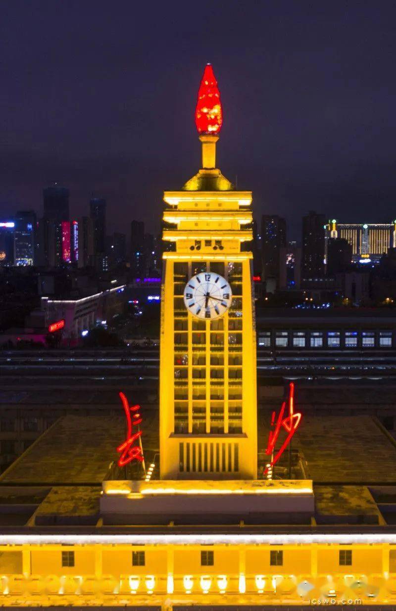 邹麟 摄2018年,夜色中的长沙火车站1977年,志愿者支援长沙火车站(东站