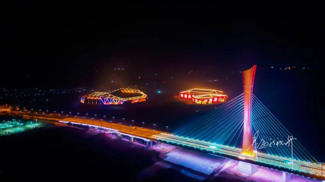 华灯初上光影如幻海东市体育中心的夜景惊艳了乐都