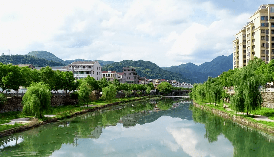 沿坦五线而上,小楠溪江畔,是早香柚之乡——永嘉碧莲镇,一入碧莲,扑面