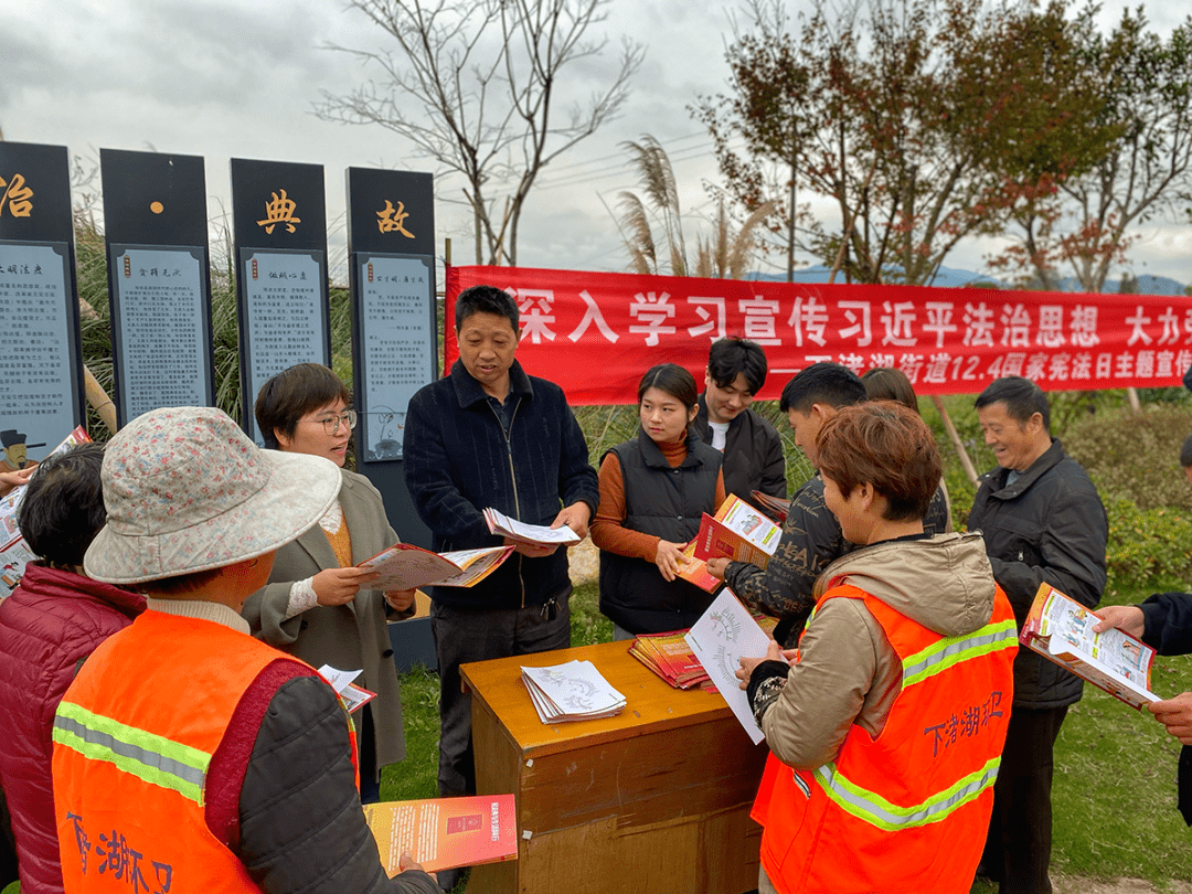 活動現場,6名代表手捧憲法,朗讀條文.