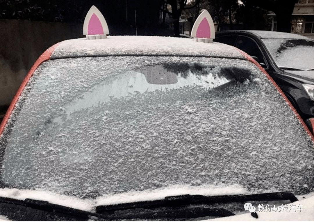 如今的天气越来越冷,大家早上起床的时候可能会发现玻璃上有一层霜花