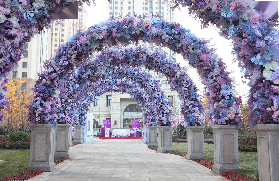 带着对新家的憧憬,走进园区,梦幻浪漫的法式花艺拱门组成迎接家人的第