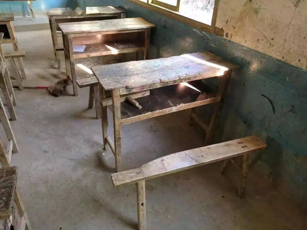 河池这所学校,收到价值2万元的100套课桌椅物资