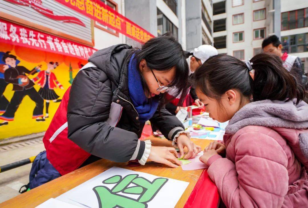 龍勝脫貧感黨恩奮進新起點便民利民主題志願活動走進集中安置點