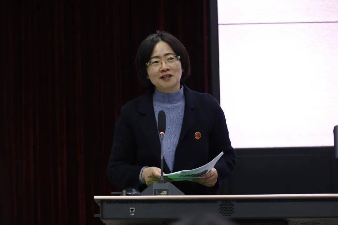 教师论坛的最后举行了颁奖仪式,王玉梅为市见习期教师规范化培训基本